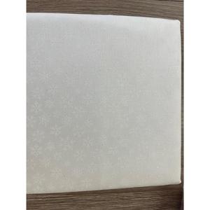 Tissu Popeline 100% Coton Peigné Blanc et Bleu Festif à Motif Tissé Pailleté 112x300cm – Textile Durable pour Usage Domestique - Product Image 5