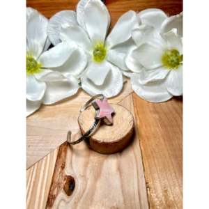 โดโนแวน สกีทส์ สร้อยข้อมือแฟชั่นประดับเปลือกหอยสีชมพูและเงินสเตอร์ลิง - Product Image 2