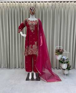 Haut en tissu Bloom Vichitra de style traditionnel de haute qualité avec pantalon brodé et Dupatta en soie - Product Image 3