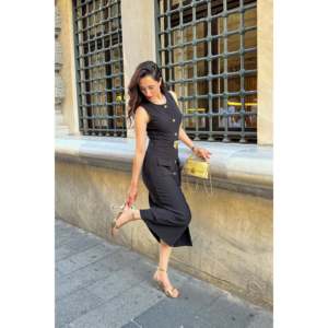 Robe noire boutonnée avec détail ceinture et ottoman intégré - Vente en gros - Product Image 2