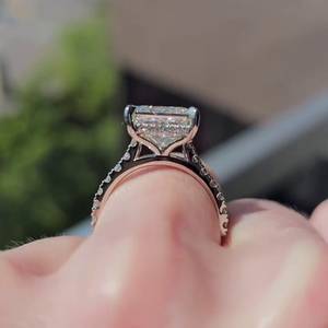 Anillo de Diamante Cultivado en Laboratorio con Corte Princesa de 4.60 Quilates, Diseño de Halo Catedral, Color DEF, Claridad VVSVS - Product Image 3