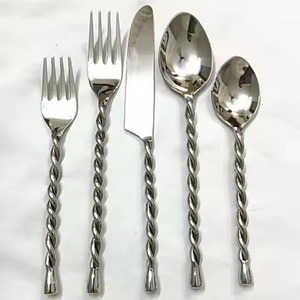 Ensemble de couverts en acier miroir sans danger pour les aliments à poignée torsadée jetable pour le service et la consommation de dessus de table d'hôtel de mariage - Product Image 1