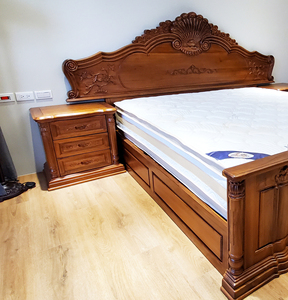 Table de nuit en teck sculpté à la main de style européen et royal avec 3 tiroirs pour la décoration de la chambre à coucher - Product Image 5