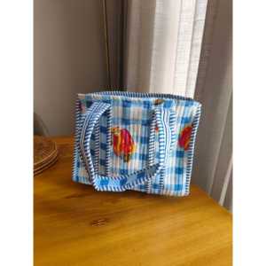 Mini sac fourre-tout bleu à carreaux, durable, avec fermeture magnétique, rembourrage matelassé et design spacieux pour sacs à lunch - Product Image 2