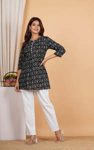 Kurti corto de algodón con estampado floral negro para mujer, con cuello redondo y mangas tres cuartos, hecho en tela suave y transpirable. - Product Image 4