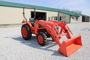 Tracteur agricole compact Kubota L2501 d'occasion 2021 à transmission par engrenages, incluant les composants essentiels : pompe, moteur, boîte de vitesses, roulement, garantie 2 ans - Product Image 2