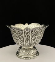 Koperen verzilverde Boheemse decoratieve schaal met standaard, met fijn gegraveerde bloemenmotieven, decoratie voor thuis en bruiloften