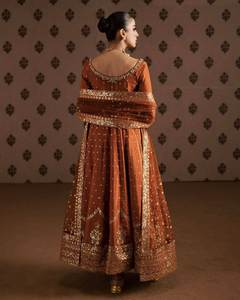 Robe de soirée exclusive de créateur en soie Rangoli avec broderie Zari et sequins, pantalon en crêpe et dupatta assorti - Product Image 3