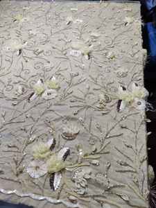 ผ้าตาข่ายปักลูกปัดหรูหราทำมือจากอินเดีย ดีไซน์ใหม่ ระบายอากาศได้ดี เหมาะสำหรับชุดงานเลี้ยง ชุดแต่งงานสำหรับผู้หญิง เทคนิคการผลิตแบบไม่ถักทอ - Product Image 3