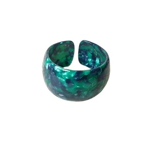 Bracelet manchette tendance en résine verte fait main, design fantaisie en acrylique lucite, bijou unisexe à la mode, cadeaux de mariage pour femme - Product Image 4