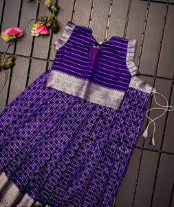 Latkans ile off-kollu bluz ve iç ile geleneksel çocuklar Kanchipuram ipek Lehenga - Product Image 1