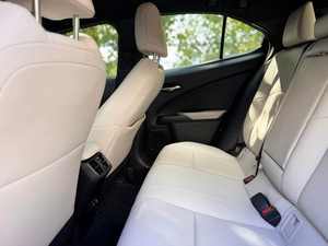 Lexus UX 200 Sport Utility 4D 2019 Usado en Buen Estado - Product Image 5