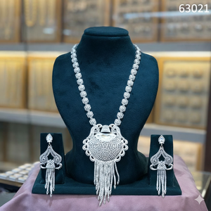 Conjunto de Collar Floral Tradicional Chapado en Oro con Pendientes a Juego |   Joyería de Imitación Nupcial India al por Mayor Modelo 23247 - Product Image 3