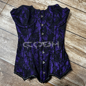 Corset gothique d'Halloween en dentelle noire sur satin violet, avec garniture élégante, idéal pour les fêtes et les mariages - Product Image 3