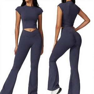 Ensembles de sport pour femmes : soutien-gorge de sport à bretelles halter et shorts de yoga côtelés sans coutures - Product Image 1