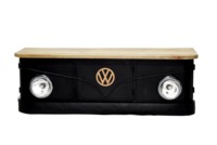 Meuble TV multifonctionnel Volkswagen dernière génération, design éco-responsable, plateau en bois de manguier massif, base en métal robuste, style industriel et farmhouse.