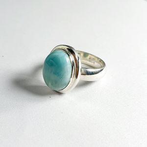 Anillo Solitario Ovalado de Larimar de Diseño Bohemio (6.9 Gramos), un Regalo Moderno y Perfecto para Todos, Uso Unisex - Product Image 1
