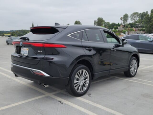 รถ SUV ปี 2024 รุ่น Venza XLE AWD เกียร์อัตโนมัติ พวงมาลัยซ้าย เบาะหนังสีเข้ม พร้อมระบบ ACC ล้อแม็ก R19 และหลังคาซันรูฟ สภาพดี ใช้งานน้อย - Product Image 3