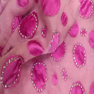 Brodé à la main sur un tissu tabby en soie - Product Image 1