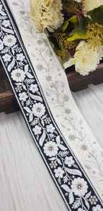 Fleurs sur mesure brodées de deux manières de couleur dans des conceptions ethniques à des fins diverses en largeur de 1.5 pouces. - Product Image 3