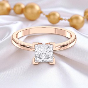 Princess Cut 1,00 Quilates Moissanite Diamond Prong Set Anillo de compromiso solitario Hecho en plata esterlina para mujeres - Product Image 2