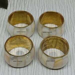 Servilleteros hechos a mano de diseño clásico de nácar y latón, decoración de comedor de lujo ecológica para fiestas - Product Image 3