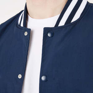 Veste de baseball boutonnée de couleur bleue unie de qualité supérieure OEM, veste universitaire personnalisée en tissu de coton à col côtelé de style universitaire pour hommes - Product Image 2