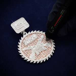 Colgante y Amuleto Circular AK Personalizado de Oro 14K con Moissanita VVS de Corte Brillante Redondo y Engaste de Bisel para Uso Diario Masculino - Product Image 3