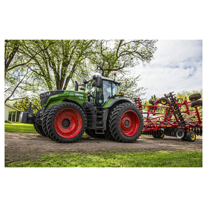 Tracteur agricole moderne avec cabine confortable fermée, feux de travail à LED et système automatisé de gestion des promontoires - Product Image 2