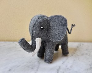 Éléphant en feutre gris foncé fait à la main avec défenses espèces en voie de disparition Sculpture douce jouet en peluche - Product Image 5
