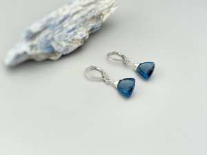 Boucles d'oreilles pendantes en argent sterling 925 avec topaze bleue, forme poire, triple goutte facettée, bijoux élégants faits à la main - Product Image 3