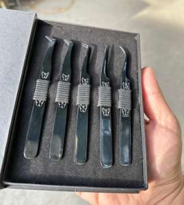 Pinzas de extensión de pestañas con diseño de mariposa de acero inoxidable de la mejor calidad, punta de fibra, juego de 5 uds. Recubierto de plasma negro embalado en caja - Product Image 1