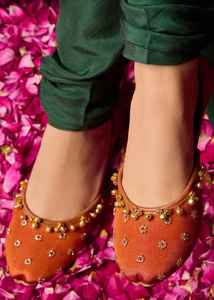 รองเท้าคุสซ่าสีดำปักลายทองแบบดั้งเดิมของปากีสถาน คุณภาพพรีเมียม สำหรับผู้หญิง โดย AA IMPEX - Product Image 2