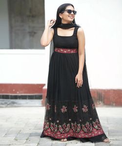 พบกับคอลเลกชันเสื้อผ้าต้อนรับที่มาถึงใหม่ของเราที่มีกระโปรงผ้าไหมที่ทันสมัยและมีความโดดเด่น - Product Image 5