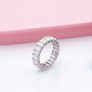 Anillo de piedra de moissanita de corte radiante Anillo de diamante moderno y de moda para su regalo de San Valentín - Product Image 1