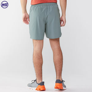 กางเกงขาสั้นเล่นกีฬาสำหรับผู้ชายกางเกงขาสั้นเล่นกีฬาทำจากโพลีเอสเตอร์มีลายสีทึบสำหรับออกกำลังกายฟิตเนสยิม - Product Image 2