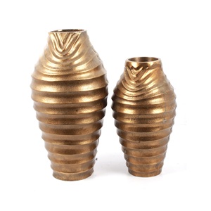 Vase à fleurs en aluminium coulé de conception unique de vagues avec le sol de finition en laiton naturel et le vase à fleurs décoratif de table à vendre - Product Image 6