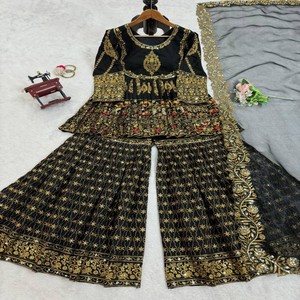 Costume Sharara en fausse georgette de créateur avec broderie à l'avant et à l'arrière comprenant Dupatta en soie organza et Micro intérieur - Product Image 5