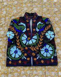 Meilleure vente Veste d'hiver en velours brodée Suzani à la main Veste courte Suzani pour femme Veste brodée courte Suzani taille libre - Product Image 3