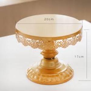 Support à gâteau doré unique avec des sculptures exquises et une base stable pour les besoins professionnels de la boulangerie et de la restauration - Product Image 3