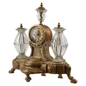 Horloge antique en laiton et cristal sertie de candélabres ornés pièce maîtresse décorative de luxe vintage fabriquée à la main - Product Image 4