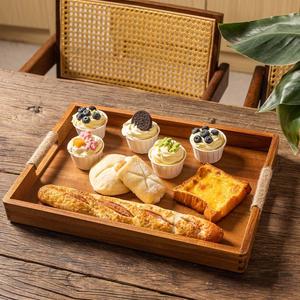 Bandeja rústica de madera maciza para servir y almacenar con asas envueltas en cuerda, acabado liso, para cocina, comedor, mesa de café, decoración del hogar. - Product Image 1
