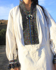 Vestido campesino antiguo hecho a mano en Rumania, estilo folclórico, de los años 20, en excelente estado vintage, de algodón, corte en A, largo hasta el suelo, con bordados a mano. - Product Image 3