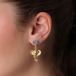 Boucles d'oreilles pendantes Ganesh en calcédoine bleue fabriquées à la main |   Plaqué or 18 carats, laiton, tendance, mariage pour femmes |   DUA Fabricant Indien B2B - Product Image 6