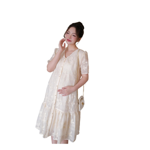 Robe de maternité confortable en mousseline de soie brodée douce V1137 avec un design droit pour l'été non décoloré - Product Image 1