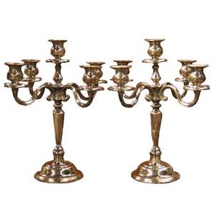 Candelabro de 5 brazos con acabado dorado de aspecto tradicional para decoración de eventos y fiestas. - Product Image 1