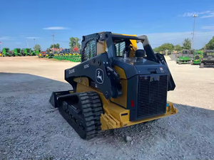 รถตักล้อยางขนาดเล็กมือสอง ยี่ห้อ John Deere รุ่น 333G พร้อมบุ้งกี๋ สำหรับงานก่อสร้างในฟาร์ม - Product Image 4