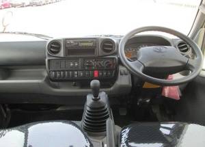 OFERTA PERFECTA: Camioneta TO-YO-TA D-Y-NA 2024 con Transmisión Manual, Volante a la Derecha e Izquierda - Product Image 3