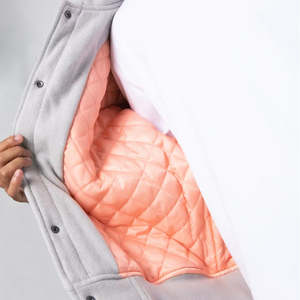 Blouson universitaire de baseball élégant personnalisé de grande taille pour hommes veste universitaire respirante avec logo à l'avant et broderie de lettres - Product Image 6