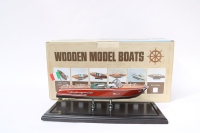 Modelo de Barco Rectangular Riva Ariston de 25 cm, Hecho a Mano en Madera, con Diseño de Naturaleza Muerta Pintado, de Lujo |   Regalos especiales para coleccionistas de decoración del hogar